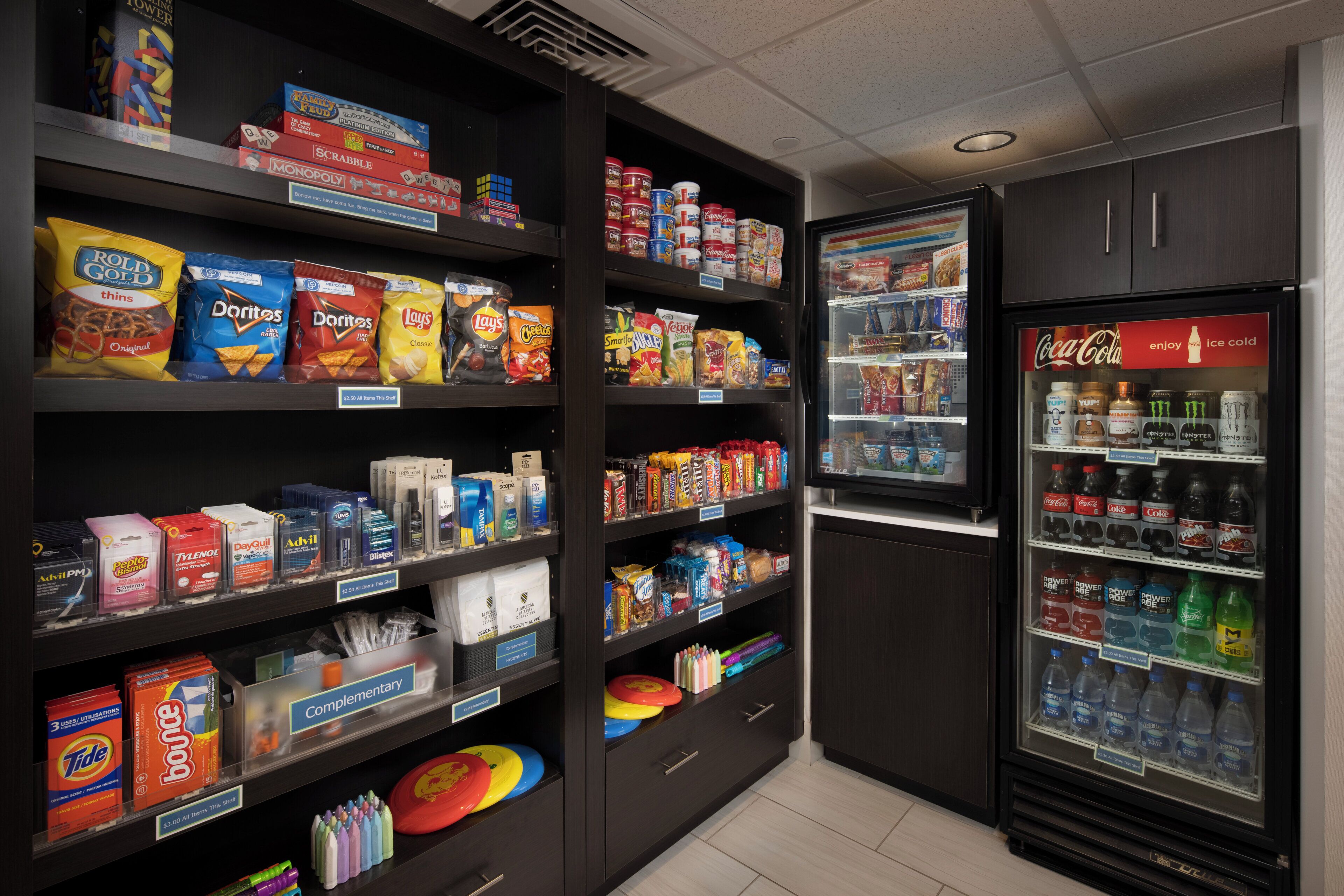 Un espace de libre-service où l’on peut trouver divers en-cas et boissons.