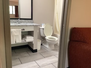 Combined shower/tub, hair dryer, towels