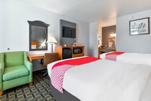 1 Schlafzimmer, hochwertige Bettwaren, Schreibtisch