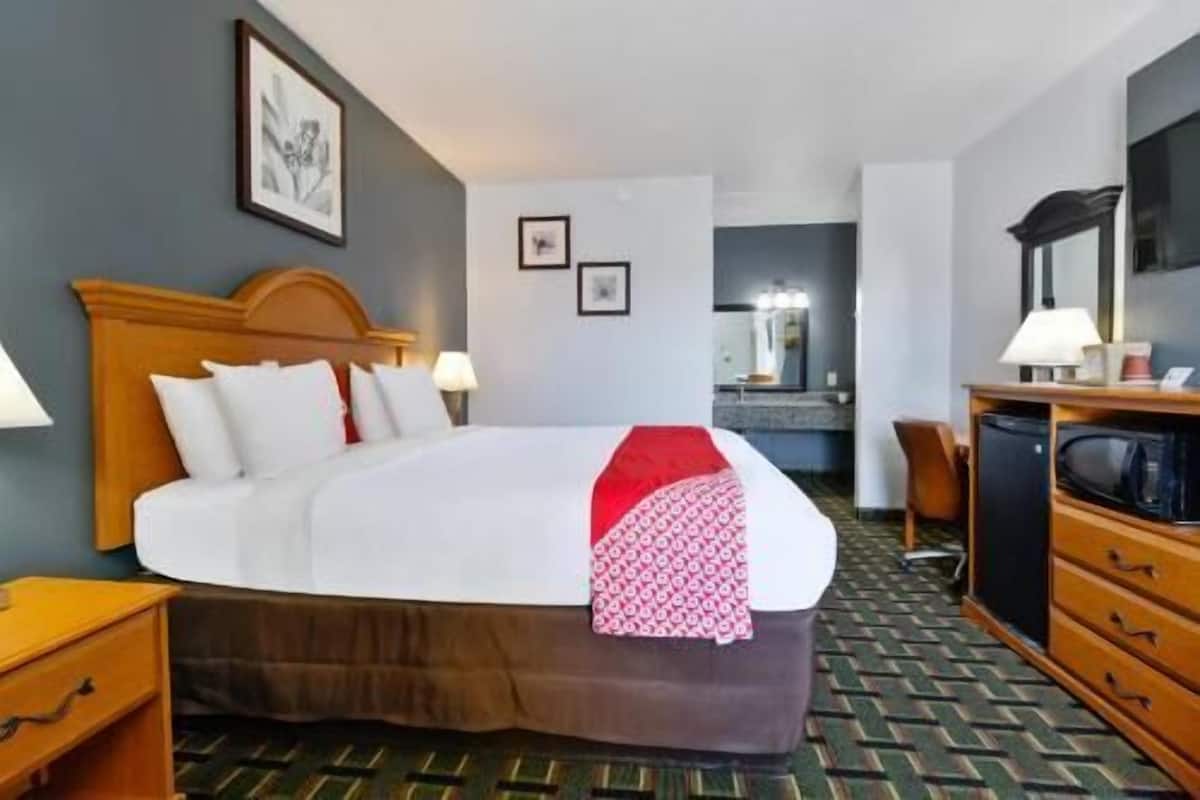 Premium bedding, desk, iron/ironing board, free WiFi