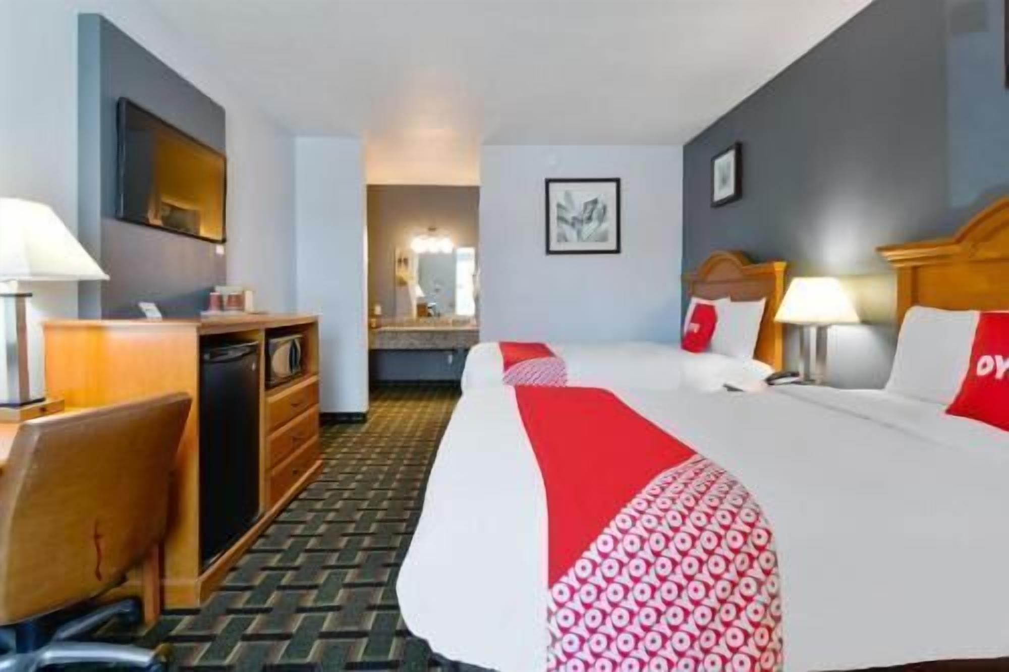 Premium bedding, desk, iron/ironing board, free WiFi