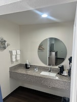 Habitación, 1 cama de matrimonio grande, no fumadores | Baño | Bañera, artículos de higiene personal gratuitos y secador de pelo