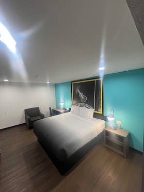 Quarto, 1 cama King, para não fumantes | Escrivaninha, cortinas blackout, ferros/tábuas de passar roupa