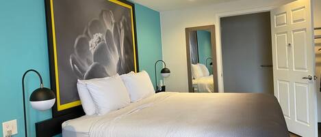 Escritorio, cortinas blackout y tabla de planchar con plancha