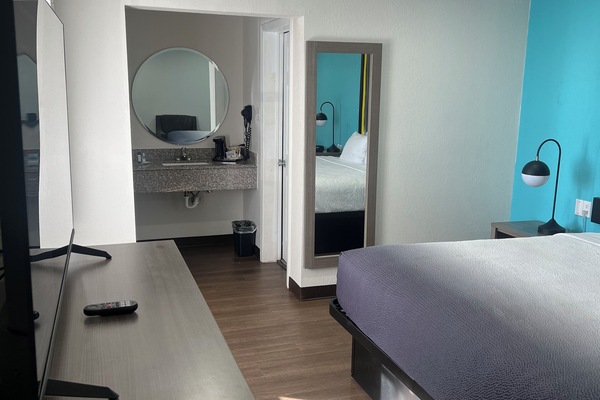 Room, 1 King Bed, Non Smoking | Desk, blackout drapes, iron/ironing board, free WiFi