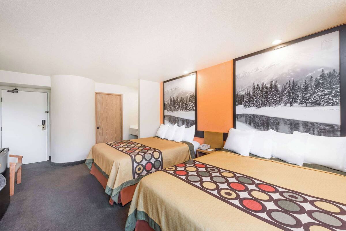 Rom – standard, 2 queensize-senger | Safe på rommet, skrivebord, blendingsgardiner og strykejern/-brett