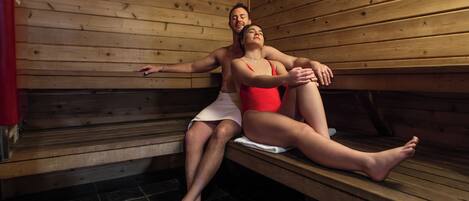 Eine Holzsauna mit Bänken und Fliesenboden.