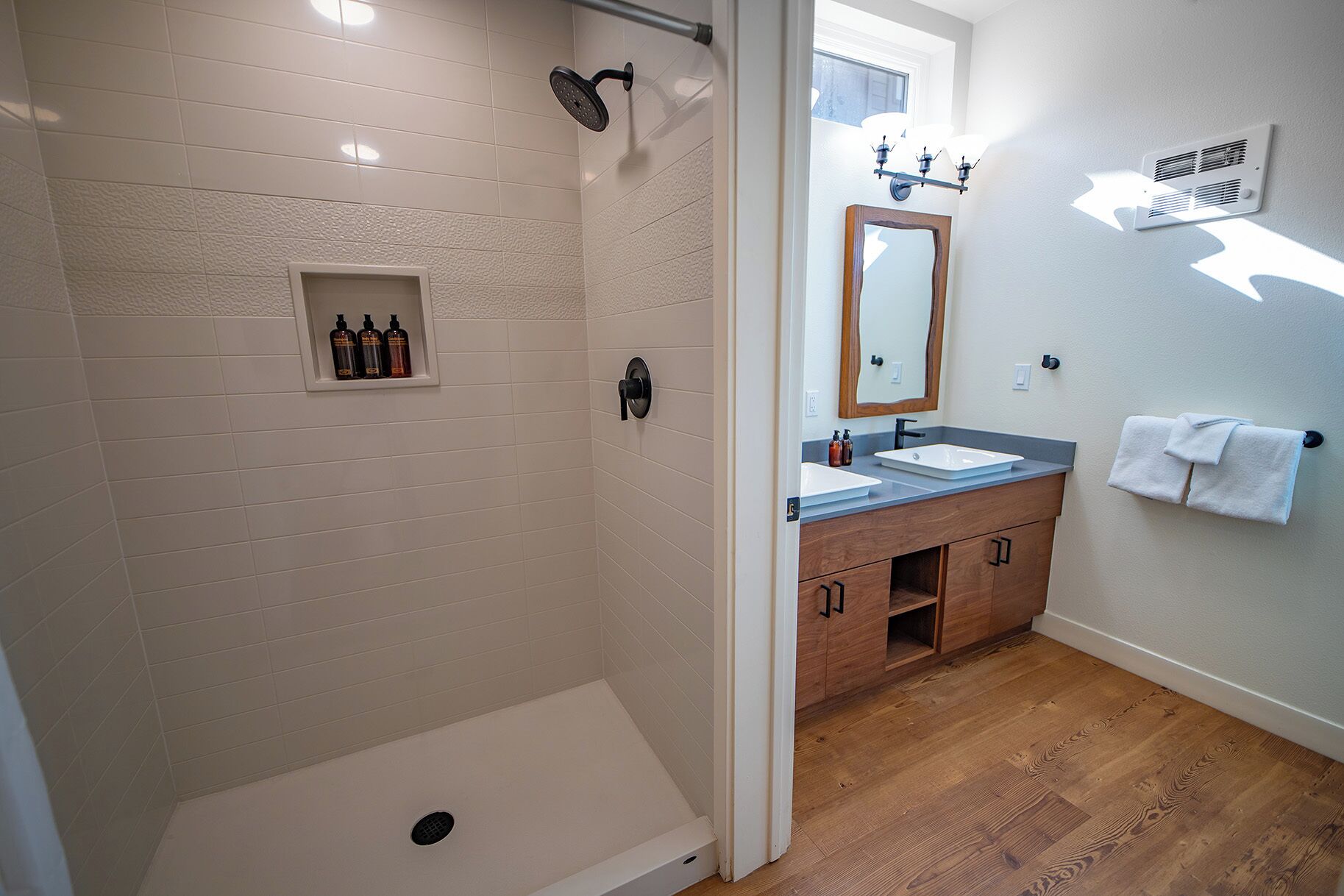 Une salle de bain moderne avec une douche, un meuble-lavabo et un miroir.