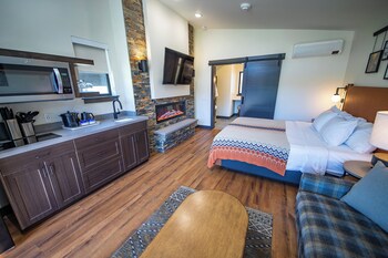 Cabin, 1 King Bed with Sofa bed | Hypo-allergenic bedding, pillowtop beds, individually decorated at Outbound Mammoth 