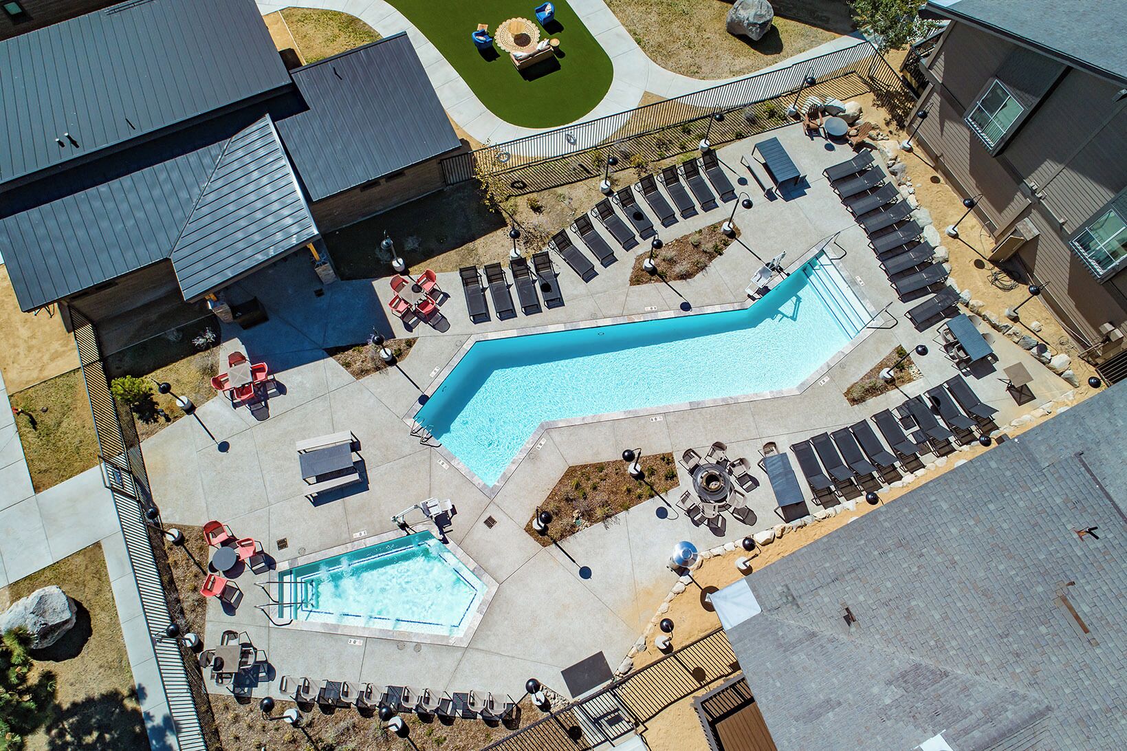 Alberca al aire libre, acceso de 10:00 a 22:00, y camastros 