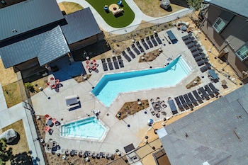 Outdoor pool, open 8:00 AM to 10:00 PM, sun loungers at Outbound Mammoth 