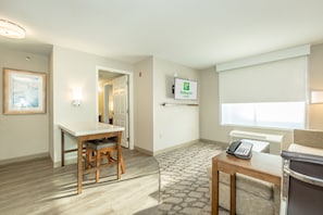 In-room safe, desk, laptop workspace, iron/ironing board - Holiday Inn Hotel & Suites Peachtree City by IHG (Peachtree City)