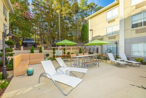 Piscine extérieure, chaises longues