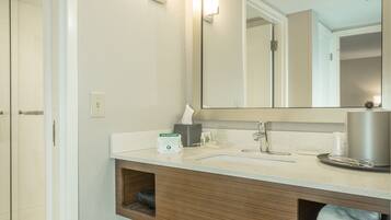 Suite, varias camas | Baño | Amenidades de baño gratuitas, secadora de cabello, toallas, jabón