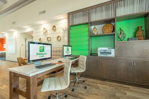 Business center - Holiday Inn Hotel & Suites Peachtree City by IHG (Peachtree City)