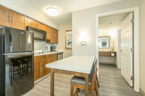 In-room safe, desk, laptop workspace, iron/ironing board - Holiday Inn Hotel & Suites Peachtree City by IHG (Peachtree City)