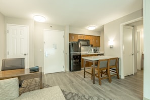 In-room safe, desk, laptop workspace, iron/ironing board - Holiday Inn Hotel & Suites Peachtree City by IHG (Peachtree City)