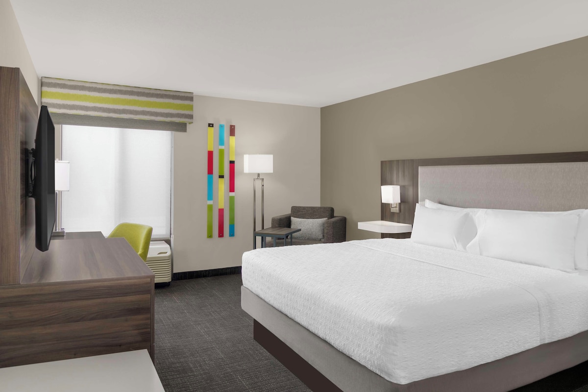 Premium bedding, in-room safe, iron/ironing board, free cots/infant beds