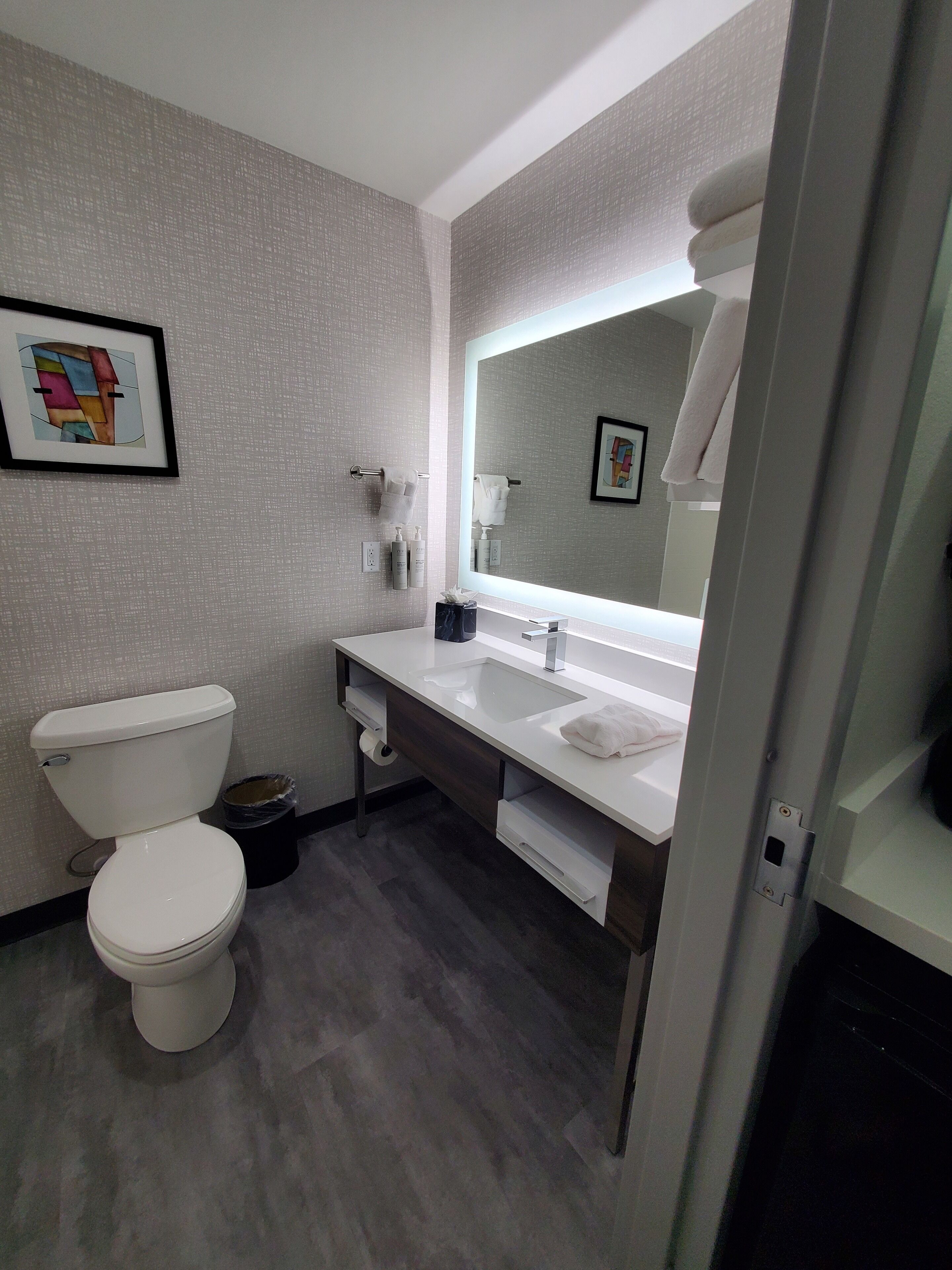 king study, non smoking | bathroom | free toiletries, hair dryer, towels, soap