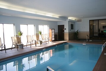 Piscine couverte, chaises longues