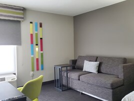 Ropa de cama de alta calidad y caja de seguridad en la habitación 