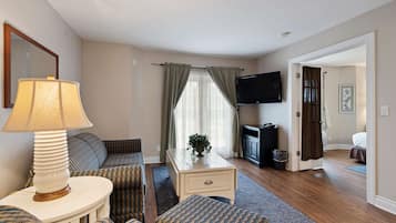 Suite, 1 King Bed, Patio, Courtyard View (with Sofabed)