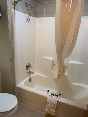 Free toiletries, hair dryer, towels - Americas Best Value Inn Gaylord (Gaylord)