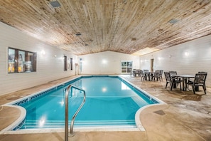 Indoor pool - Americas Best Value Inn Marquette (Marquette)
