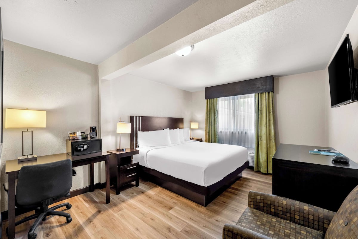 Deluxe Room, 1 King Bed, Non Smoking (1st Floor) | Blackout drapes, iron/ironing board, free WiFi, bed sheets