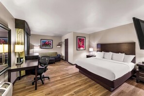 豪華套房 (1 King, 2 Queen Beds, 2nd Floor) | 遮光窗簾/窗簾、熨斗/熨衫板、免費 Wi-Fi、床單