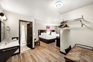 Habitación Premium, 2 camas de matrimonio (2nd Floor, No Elevator) | Cortinas opacas, tabla de planchar con plancha, wifi gratis