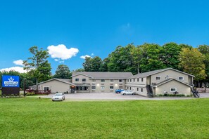 Guests can enjoy a tranquil setting surrounded by trees and ample parking.