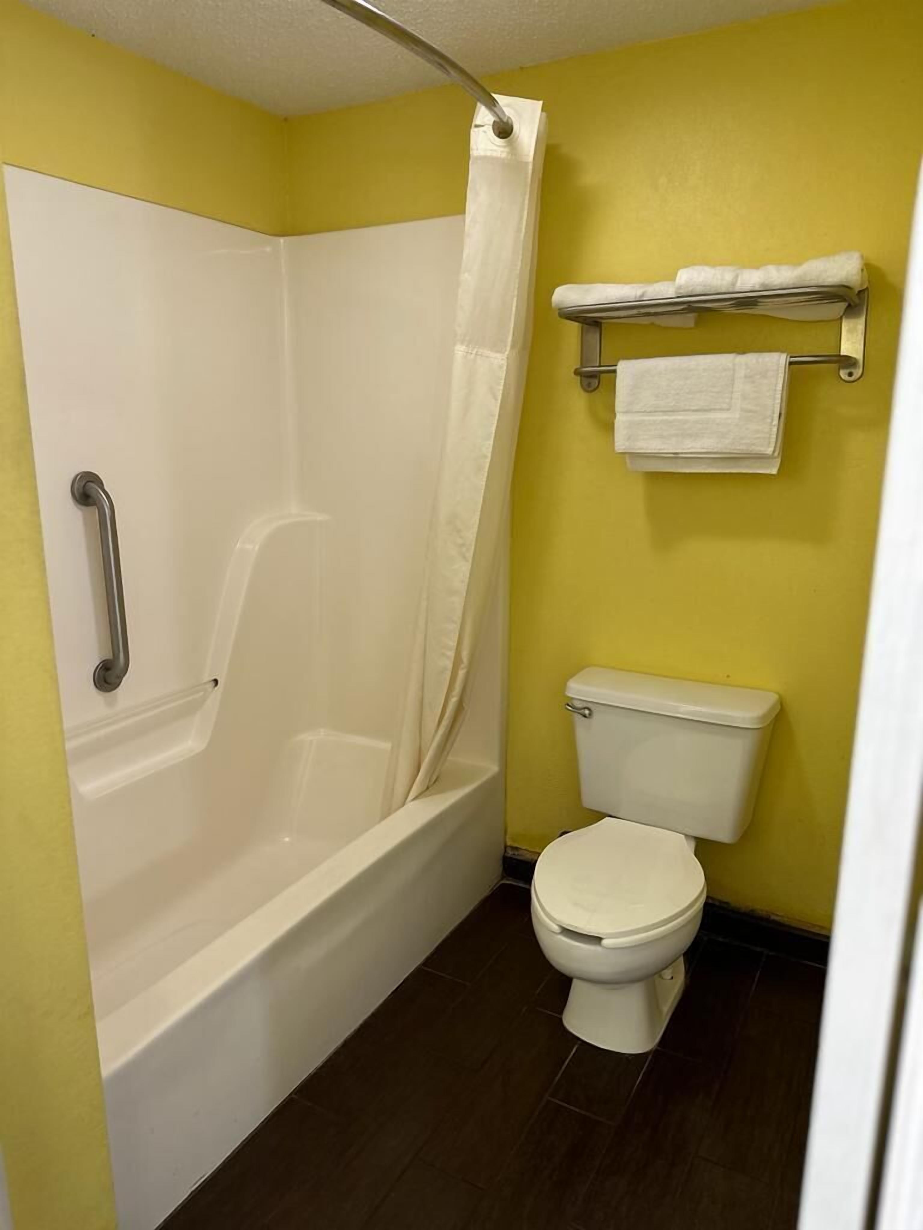 Standard Double Room, 2 Double Beds, Non Smoking | Bathroom | Combined shower/tub, deep soaking tub, hair dryer, towels