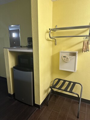 Caja de seguridad en la habitación y escritorio 