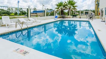 Una piscina al aire libre de temporada