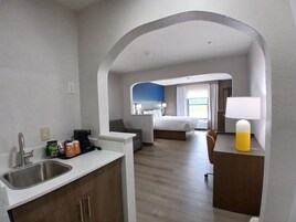 奢华客房, 1 张特大床和 1 张沙发床, 一层 | 高档床上用品、加厚床垫、办公桌、笔记本电脑工作区