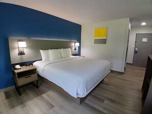 Rom, 1 kingsize-seng, ikke-røyk | Sengetøy av topp kvalitet, senger med overmadrass og skrivebord