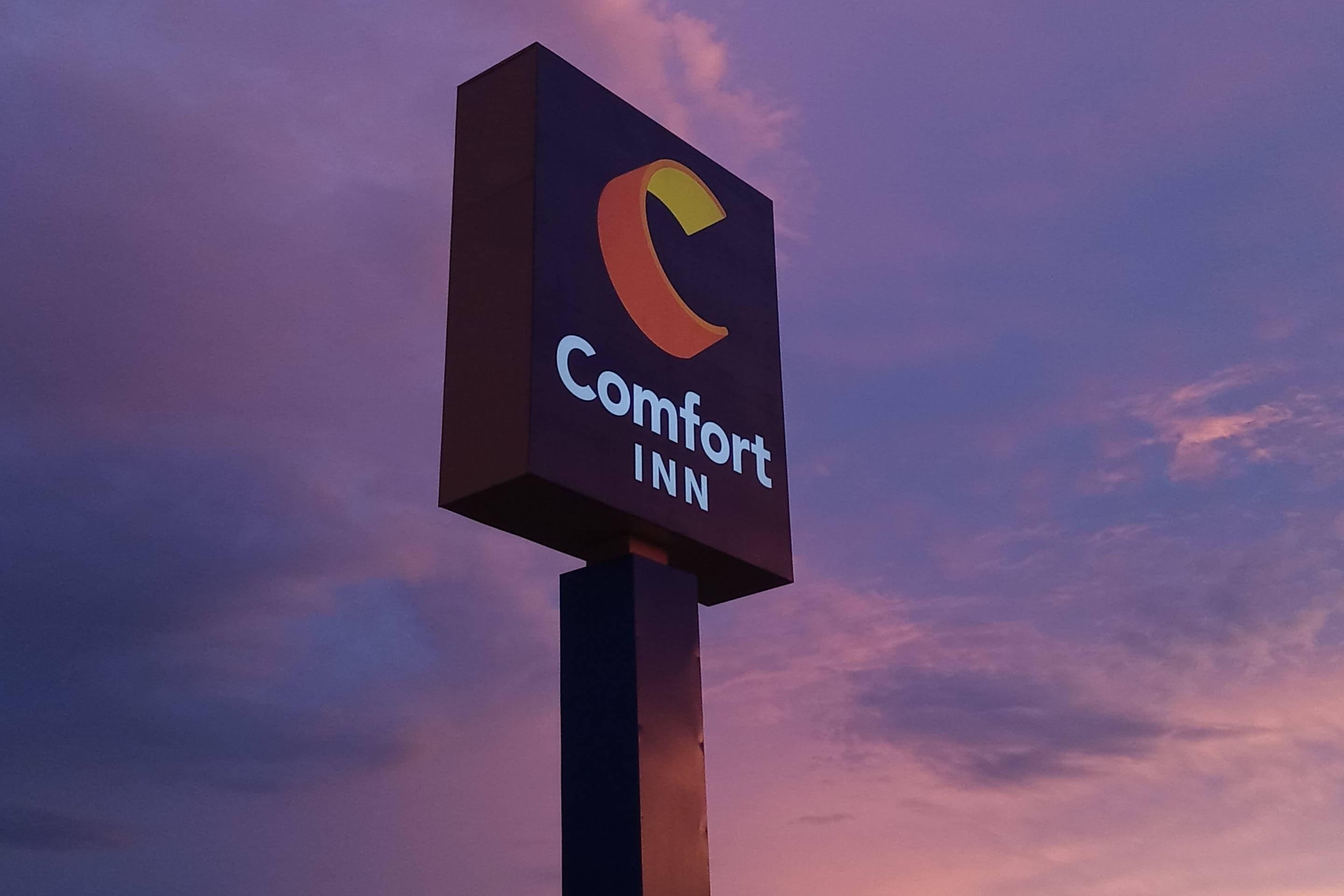 A Comfort Inn sign with a stylized 'C' logo.