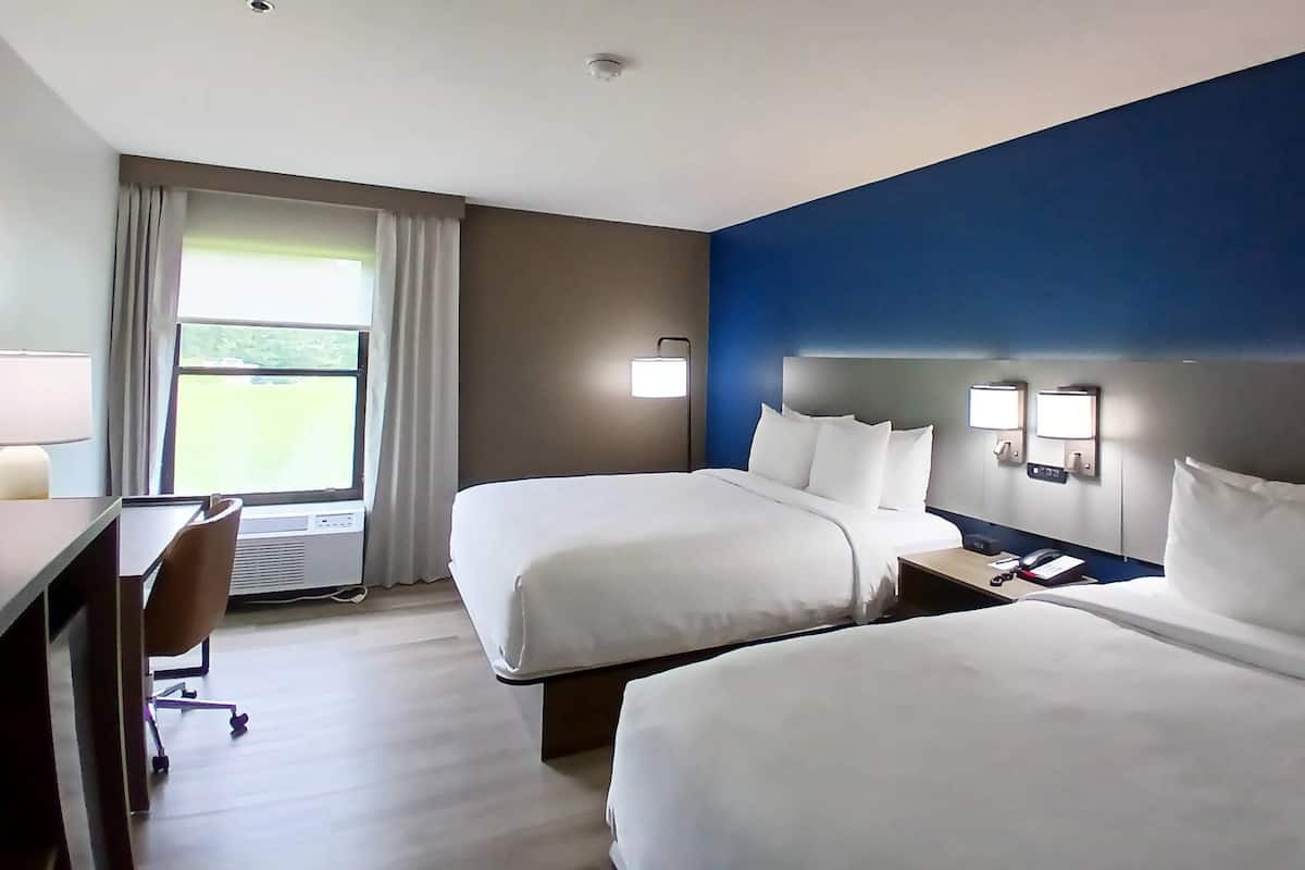 Elite 2 Queen (Ground Floor) | Premium bedding, pillowtop beds, desk, laptop workspace