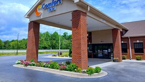 A Comfort Inn hotel entrance with a covered parking area and a brick facade. - Comfort Inn Marion near Downtown & Blue Ridge PKWY (Marion)