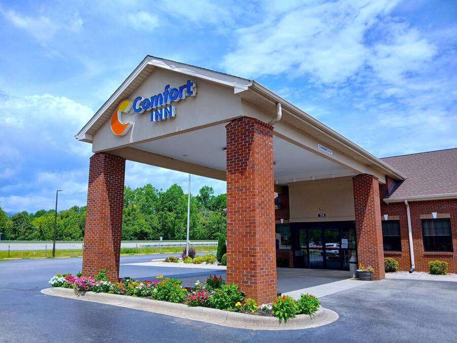 Der Eingang eines Comfort Inn Hotels mit überdachtem Parkbereich und einer Ziegelaußenwand.