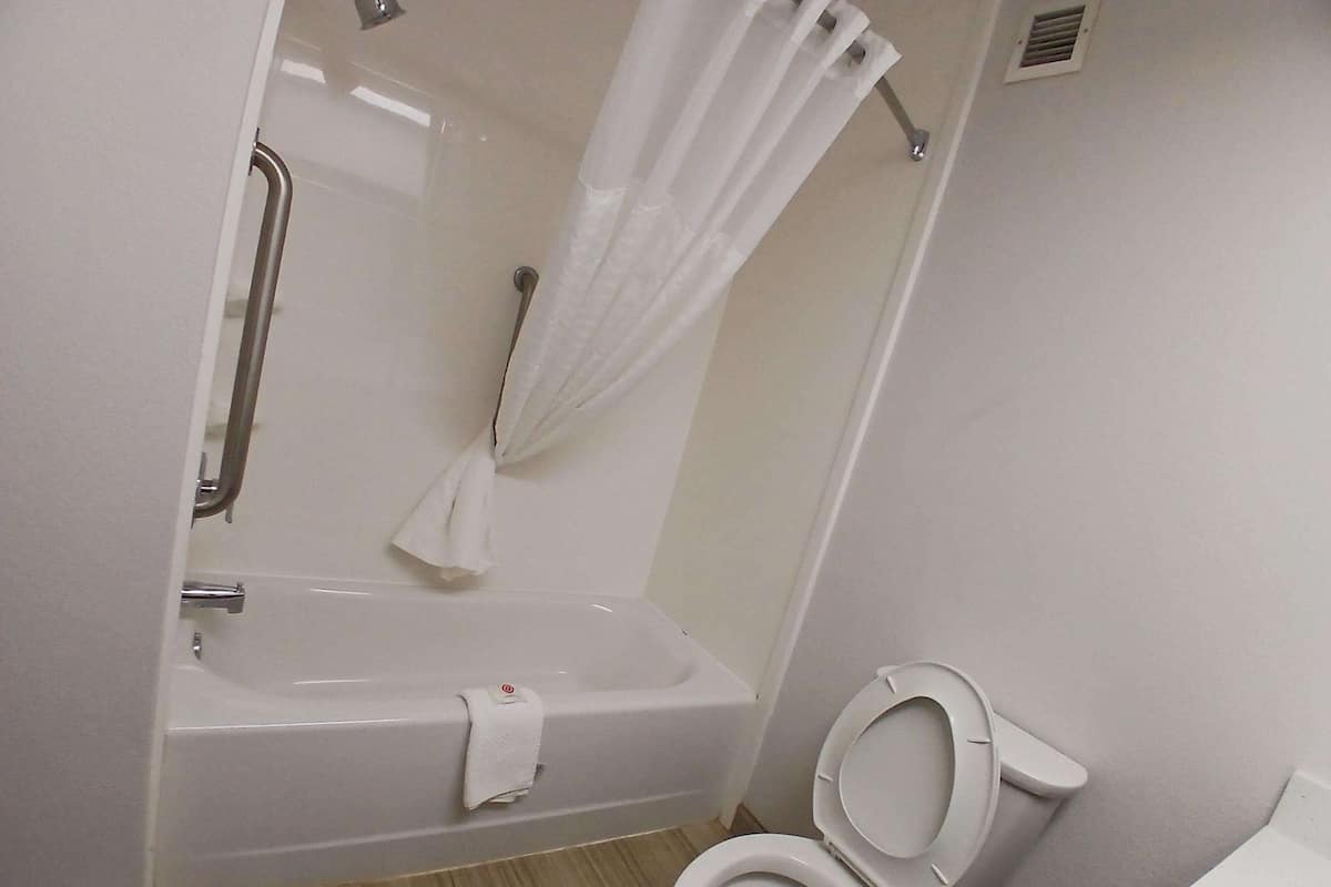 1 bedroom, premium bedding, pillow-top beds, desk