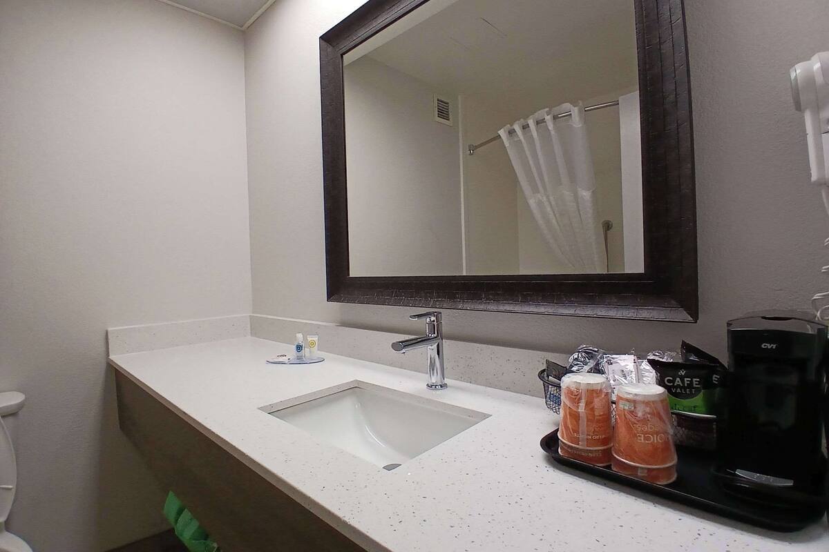 1 bedroom, premium bedding, pillow-top beds, desk