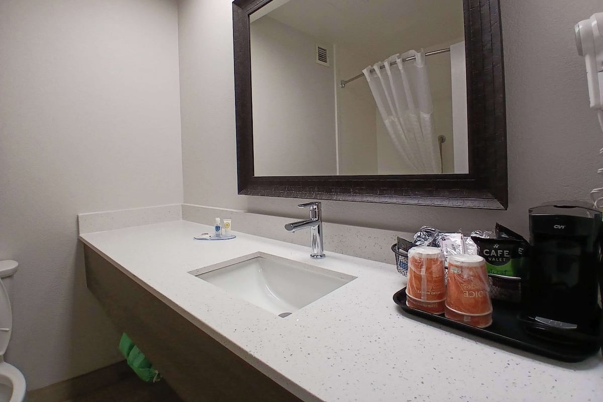 1 bedroom, premium bedding, pillow-top beds, desk