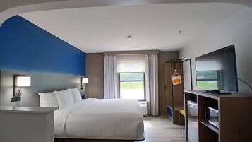 Luxe kamer, 1 kingsize bed met slaapbank, op benedenverdieping | Luxe beddengoed, pillowtop-bedden, een bureau, een laptopwerkplek