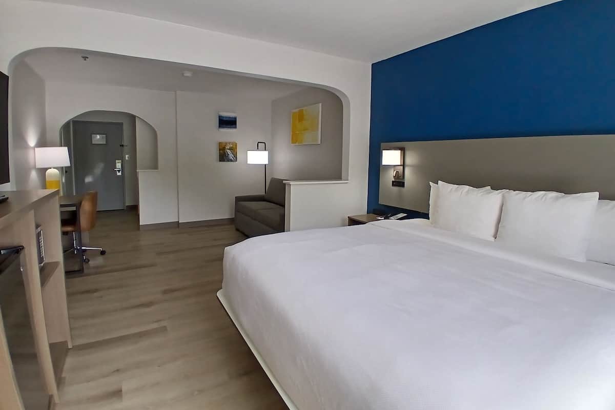 Chambre Luxe, 1 trÚs grand lit et 1 canapé-lit, rez-de-chaussée | 1 chambre, literie de qualité supérieure, surmatelas, bureau