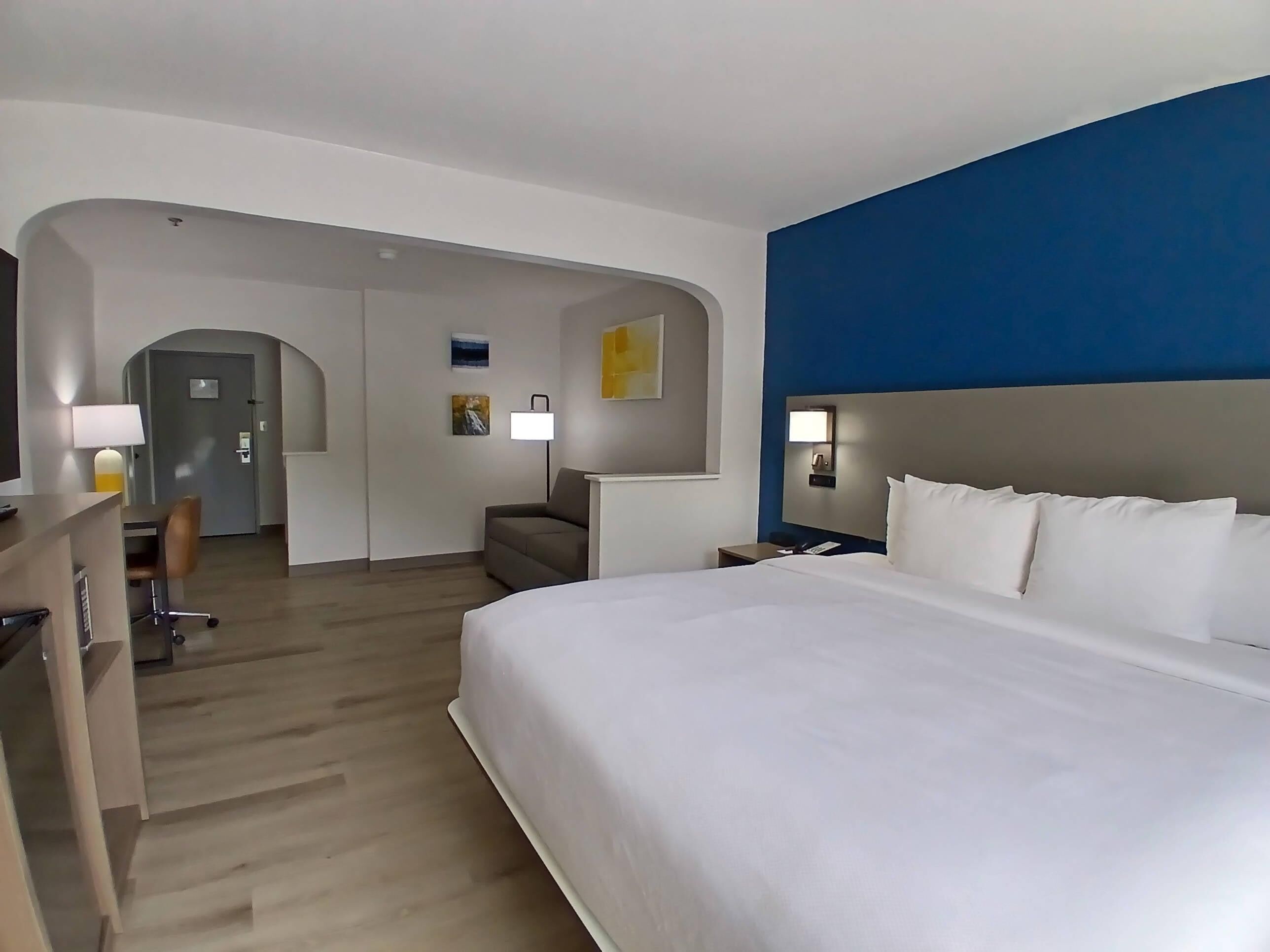 Luxe kamer, 1 kingsize bed met slaapbank, op benedenverdieping | Luxe beddengoed, pillowtop-bedden, een bureau, een laptopwerkplek