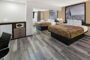 Espacio para trabajar con un portátil y cortinas opacas