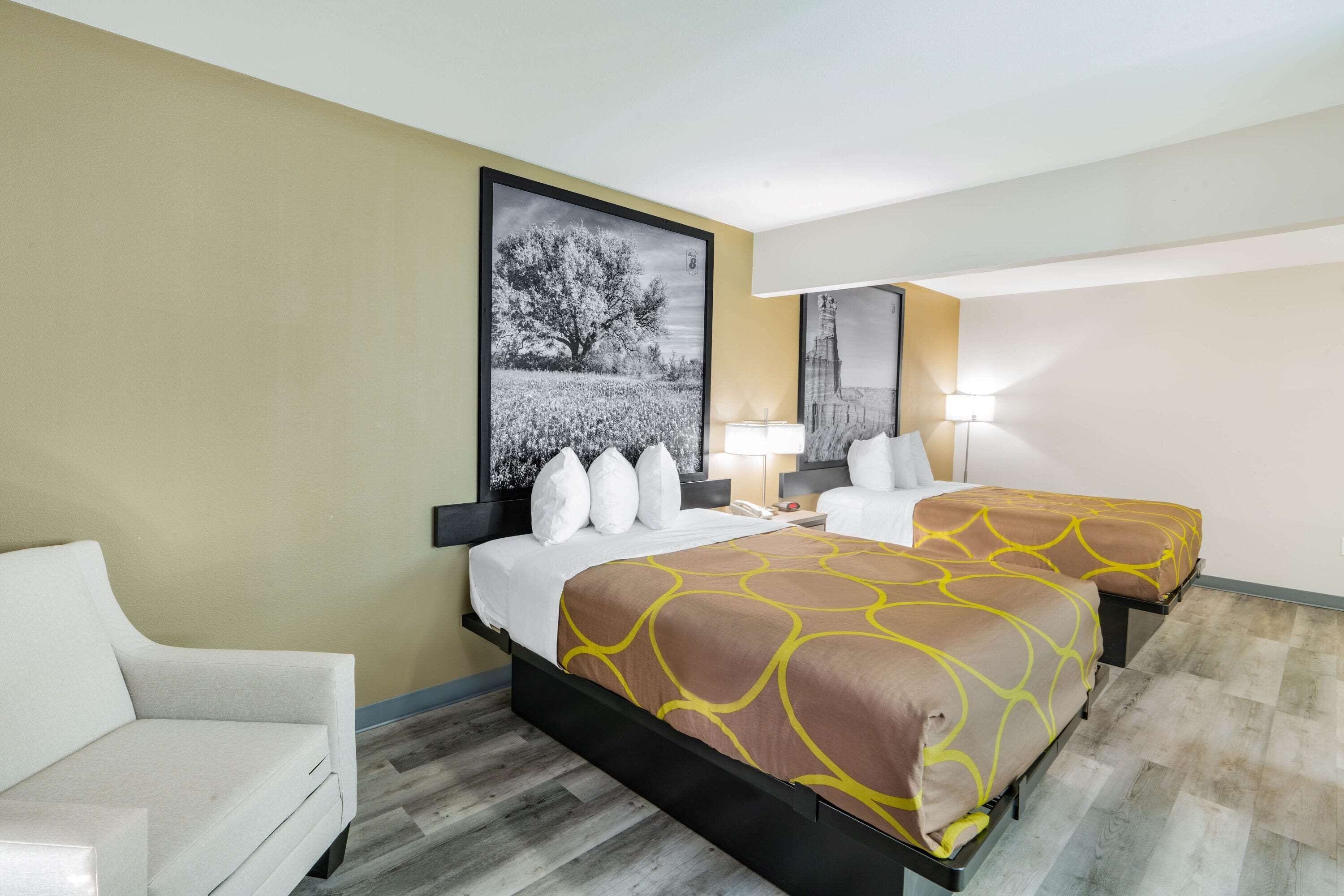 Room, 2 Katil Ratu (Queen), Accessible, Non Smoking (Mobility/Roll-In Shower) | Ruang kerja komputer riba, langsir/tirai gelap terus 