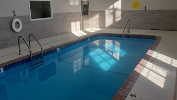 Kolam renang tertutup